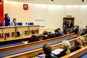 28.9.2016 Kielce. Spotkanie wiceminister Elżbiety Bojanowskiej z Ministerstwa Rodziny, Pracy i Polityki Społecznej ze służbami wojewodów i przedstawicielami PCPR. / Wojciech Habdas / Radio Kielce