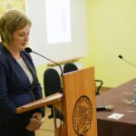 28.09.2016. Uroczystość wręczenia odznak "Za Zasługi Dla Archiwistyki" Kornelii Major i prof. Adamowi Massalskiemu. Dyrektor kieleckiego Archiwum Państwowego Wiesława Rutkowska / Wojciech Habdas / Radio Kielce