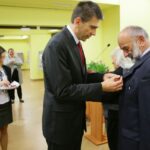 28.09.2016. Uroczystość wręczenia odznak "Za Zasługi Dla Archiwistyki" Kornelii Major i prof. Adamowi Massalskiemu / Wojciech Habdas / Radio Kielce