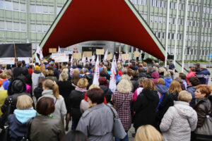 Nauczycielski protest przed Urzędem Wojewódzkim (10 października 2016 r.) / Wojciech Habdas / Radio Kielce