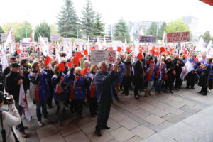 Nauczycielski protest przed Urzędem Wojewódzkim (10 października 2016 r.) / Wojciech Habdas / Radio Kielce