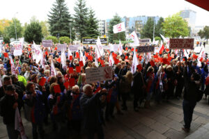 Nauczycielski protest przed Urzędem Wojewódzkim (10 października 2016 r.) / Wojciech Habdas / Radio Kielce