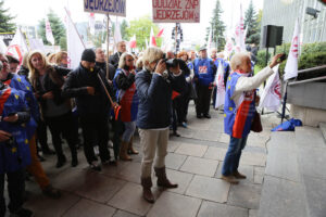 Nauczycielski protest przed Urzędem Wojewódzkim (10 października 2016 r.) / Wojciech Habdas / Radio Kielce