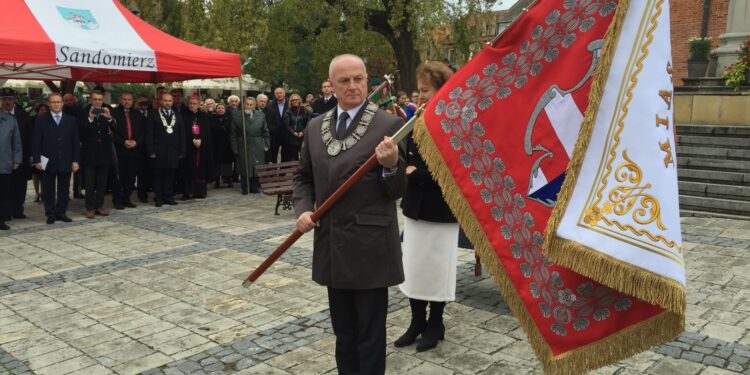 Uroczyste przekazanie sztandaru Sandomierza (8 października 2016 r.) / Grażyna Szlęzak-Wójcik / Radio Kielce