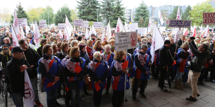 Nauczycielski protest przed Urzędem Wojewódzkim (10 października 2016 r.) / Wojciech Habdas / Radio Kielce