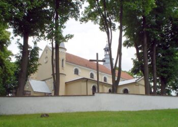 Kościół w Daleszycach / daleszyce.pl
