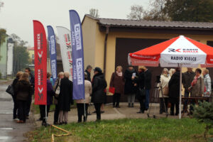 19.10.2016 Starachowice. Mieszkańcy narzekają na uciążliwe towarzystwo osób bezdomnych, nocujących w klatkach schodowych. / Grzegorz Jamka / Radio Kielce