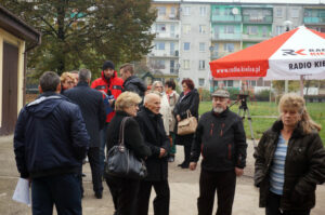 19.10.2016 Starachowice. Mieszkańcy narzekają na uciążliwe towarzystwo osób bezdomnych, nocujących w klatkach schodowych. / Grzegorz Jamka / Radio Kielce