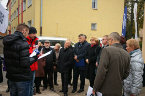 19.10.2016 Starachowice. Mieszkańcy narzekają na uciążliwe towarzystwo osób bezdomnych, nocujących w klatkach schodowych. / Grzegorz Jamka / Radio Kielce