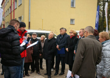19.10.2016 Starachowice. Mieszkańcy narzekają na uciążliwe towarzystwo osób bezdomnych, nocujących w klatkach schodowych. / Grzegorz Jamka / Radio Kielce