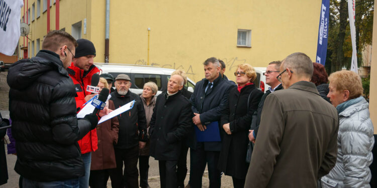 19.10.2016 Starachowice. Mieszkańcy narzekają na uciążliwe towarzystwo osób bezdomnych, nocujących w klatkach schodowych. / Grzegorz Jamka / Radio Kielce