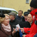 19.10.2016 Starachowice. Mieszkańcy narzekają na uciążliwe towarzystwo osób bezdomnych, nocujących w klatkach schodowych. / Grzegorz Jamka / Radio Kielce