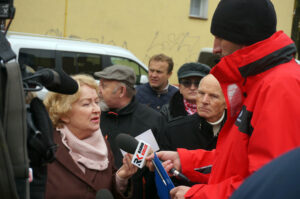 19.10.2016 Starachowice. Mieszkańcy narzekają na uciążliwe towarzystwo osób bezdomnych, nocujących w klatkach schodowych. / Grzegorz Jamka / Radio Kielce