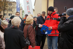 19.10.2016 Starachowice. Mieszkańcy narzekają na uciążliwe towarzystwo osób bezdomnych, nocujących w klatkach schodowych. / Grzegorz Jamka / Radio Kielce