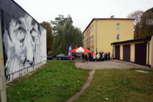 19.10.2016 Starachowice. Mieszkańcy narzekają na uciążliwe towarzystwo osób bezdomnych, nocujących w klatkach schodowych. / Grzegorz Jamka / Radio Kielce