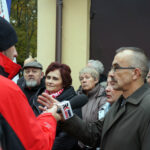 19.10.2016 Starachowice. Mieszkańcy narzekają na uciążliwe towarzystwo osób bezdomnych, nocujących w klatkach schodowych. / Grzegorz Jamka / Radio Kielce