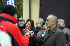 19.10.2016 Starachowice. Mieszkańcy narzekają na uciążliwe towarzystwo osób bezdomnych, nocujących w klatkach schodowych. / Grzegorz Jamka / Radio Kielce