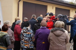 19.10.2016 Starachowice. Mieszkańcy narzekają na uciążliwe towarzystwo osób bezdomnych, nocujących w klatkach schodowych. / Grzegorz Jamka / Radio Kielce