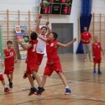 26.10.2016. II-ligowe koszykarskie derby Kielc: AZS UJK - Politechnika. W przerwie kibice oglądali pojedynek młodych adeptów koszykówki / Maciej Makuła / Radio Kielce