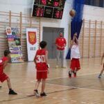 26.10.2016. II-ligowe koszykarskie derby Kielc: AZS UJK - Politechnika.  W przerwie kibice oglądali pojedynek młodych adeptów koszykówki / Maciej Makuła / Radio Kielce