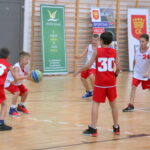 26.10.2016. II-ligowe koszykarskie derby Kielc: AZS UJK - Politechnika.  W przerwie kibice oglądali pojedynek młodych adeptów koszykówki / Maciej Makuła / Radio Kielce