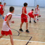 26.10.2016. II-ligowe koszykarskie derby Kielc: AZS UJK - Politechnika.  W przerwie kibice oglądali pojedynek młodych adeptów koszykówki / Maciej Makuła / Radio Kielce