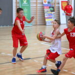 26.10.2016. II-ligowe koszykarskie derby Kielc: AZS UJK - Politechnika.  W przerwie kibice oglądali pojedynek młodych adeptów koszykówki / Maciej Makuła / Radio Kielce