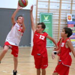 26.10.2016. II-ligowe koszykarskie derby Kielc: AZS UJK - Politechnika.  W przerwie kibice oglądali pojedynek młodych adeptów koszykówki / Maciej Makuła / Radio Kielce