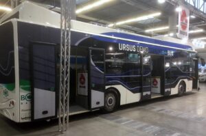 15.10.2016 Targi TRANSEXPO. Autobus hybrydowy URSUS / Marek Cender / Radio Kielce