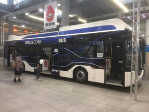 15.10.2016 Targi TRANSEXPO. Autobus hybrydowy URSUS / Marek Cender / Radio Kielce