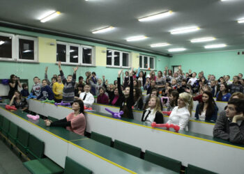 Wolontariusze i ich podopieczni uroczyście rozpoczęli w Kielcach kolejną edycję Akademii Przyszłości. / Wojciech Habdas / Radio Kielce