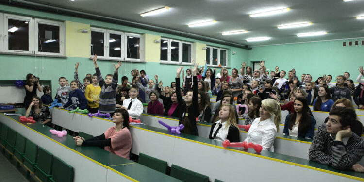 Wolontariusze i ich podopieczni uroczyście rozpoczęli w Kielcach kolejną edycję Akademii Przyszłości. / Wojciech Habdas / Radio Kielce