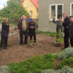 20.10.2016. Ściezka sensoryczna powstaje przy Środowiskowym Domu Samopomocy w Krzcinie w gminie Koprzywnica / Grażyna Szlęzak-Wójcik / Radio Kielce
