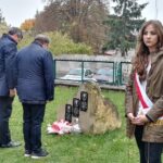 21.10.2016. Nauczyciele i uczniowie LO im. Hugona Kołłątaja w Pińczowie upamiętnili absolwenta szkoły, podporucznika Józefa Wojtala / Kamil Włosowicz / Radio Kielce