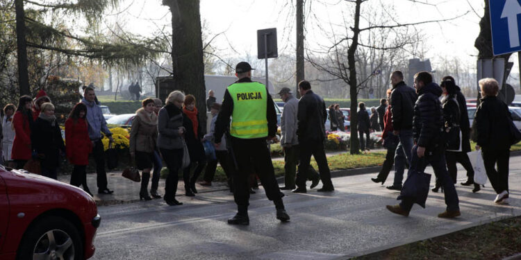 1.11.2013 Wszystkich Świętych. Policja kieruje ruchem. / Wojciech Habdas / Radio Kielce