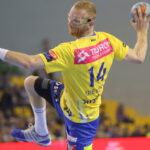 Pierwszy mecz półfinału mistrzostw Polski piłkarzy ręcznych: Vive Tauron Kielce - Pogoń Szczecin. Rzut karny wykonuje Karol Bielecki / Kamil Król / Radio Kielce