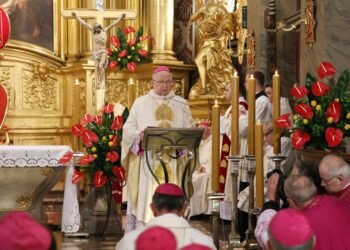 29.11.2014 Ingres bp. Jana Piotrowskiego w bazylice katedralnej. Biskup senior Kazimierz Ryczan / Piotr Michalski / Radio Kielce