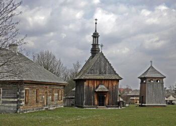 28.03.2016 Tokarnia. Muzeum Wsi Kieleckiej. Turyści spacerują po skansenie w Poniedziałek Wielkanocny / Jarosław Kubalski / Radio Kielce