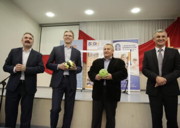 04.10.2016 Kielce. Konferencja prasowa w I Społecznym Gimnazjum na temat wprowadzania nauki piłki ręcznej wśród dzieci. / Jarosław Kubalski / Radio Kielce