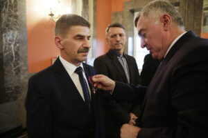 07.10.2016 Kielce. Odznaczenia dla Honorowych Dawców Krwi. Złoty Krzyż Zasługi otrzymał Wojciech Krełowski. / Jarosław Kubalski / Radio Kielce