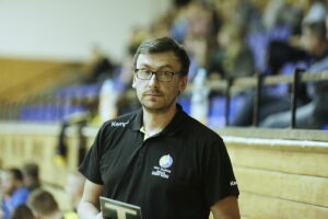 07.10.2016 Kielce. Mecz 1 ligii piłki ręcznej. Vive Tauron 2 - ASPR Zawadzkie Trener Vive 2 Rafał Bernacki. / Jarosław Kubalski / Radio Kielce