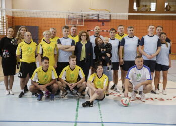 08.10.2016 Daleszyce. Mecz siatkówki Świętokrzyskie VIP-y vs. Rodzice Zastępczy w ramach akcji wojewody „Potrzebuję rodziców od zaraz”. / Jarosław Kubalski / Radio Kielce