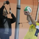 08.10.2016 Daleszyce. Mecz siatkówki Świętokrzyskie VIP-y vs. Rodzice Zastępczy w ramach akcji wojewody „Potrzebuję rodziców od zaraz”. / Jarosław Kubalski / Radio Kielce