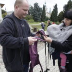 08.10.2016 Kielce. Mamy spotkały się na Placu Artystów, by promować noszenie dzieci w chustach. / Jarosław Kubalski / Radio Kielce