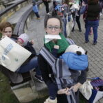 08.10.2016 Kielce. Mamy spotkały się na Placu Artystów, by promować noszenie dzieci w chustach. / Jarosław Kubalski / Radio Kielce