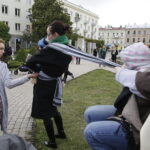 08.10.2016 Kielce. Mamy spotkały się na Placu Artystów, by promować noszenie dzieci w chustach. / Jarosław Kubalski / Radio Kielce