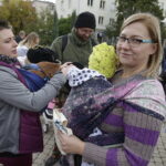 08.10.2016 Kielce. Mamy spotkały się na Placu Artystów, by promować noszenie dzieci w chustach. / Jarosław Kubalski / Radio Kielce