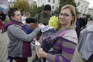 08.10.2016 Kielce. Mamy spotkały się na Placu Artystów, by promować noszenie dzieci w chustach. / Jarosław Kubalski / Radio Kielce