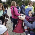 08.10.2016 Kielce. Mamy spotkały się na Placu Artystów, by promować noszenie dzieci w chustach. / Jarosław Kubalski / Radio Kielce