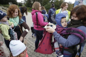 08.10.2016 Kielce. Mamy spotkały się na Placu Artystów, by promować noszenie dzieci w chustach. / Jarosław Kubalski / Radio Kielce